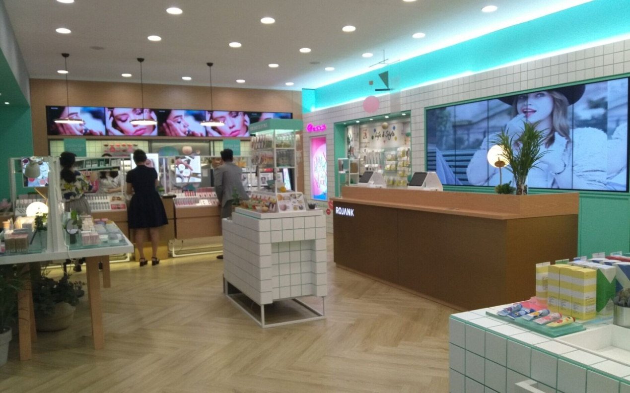 云顶集团视讯液晶拼接屏打造高品质橱窗